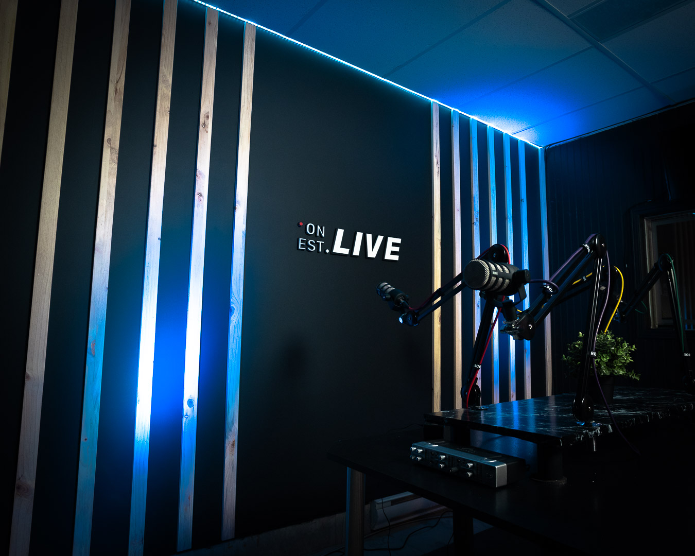 Photo du studio de podcast situé dans nos locaux à l'Ancienne-Lorette dans la ville de Québec. Notre studio est spécialisé en production de podcast.